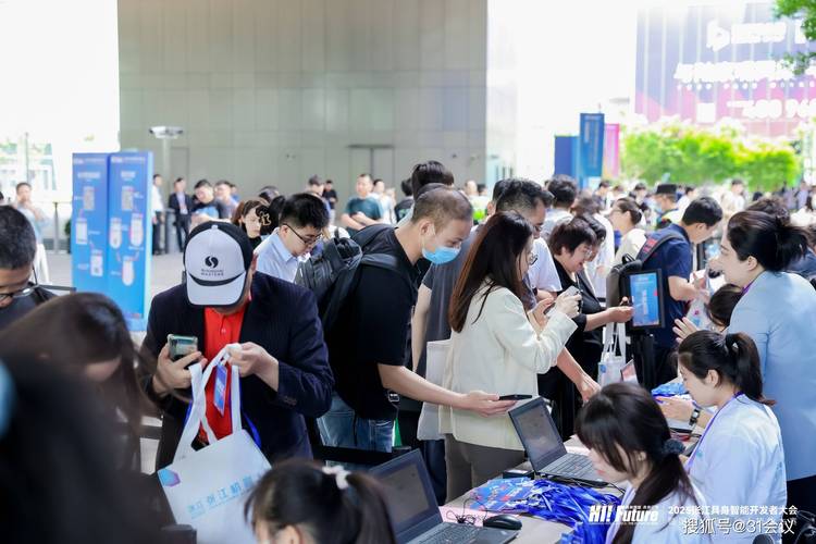 行业峰会场下观众扫码添加嘉宾微信场景