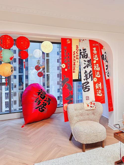 客厅沙发背景墙节日灯串装饰布置示例