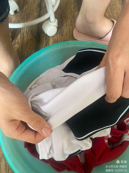 城市公办小学教室后排穿洗褪色校服的小学生