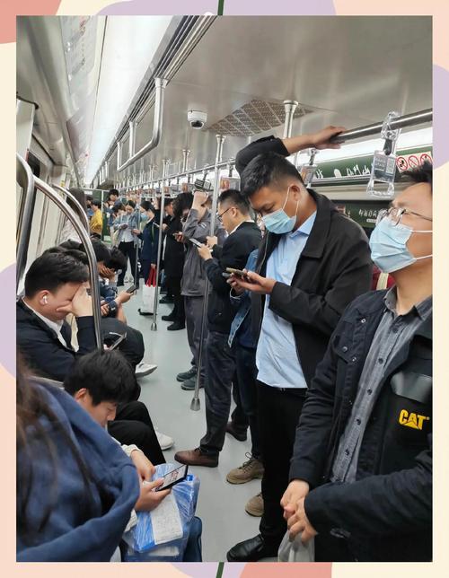 职场新人在地铁上迷茫看手机