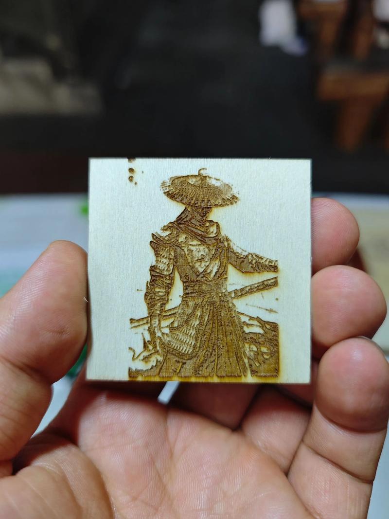 创意工作室中使用激光雕刻制作木质工艺品