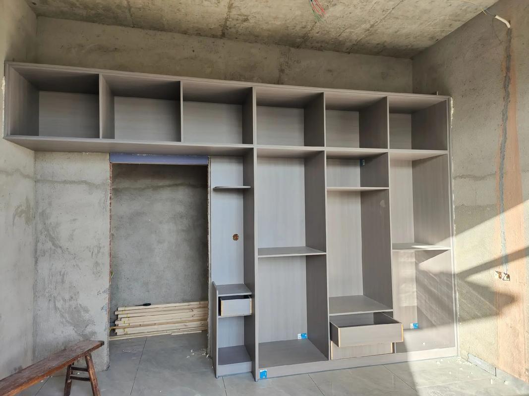 家装木工现场打嵌入式柜体施工图