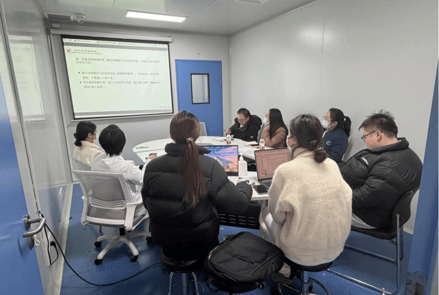 医院伦理委员会会议室评审场景