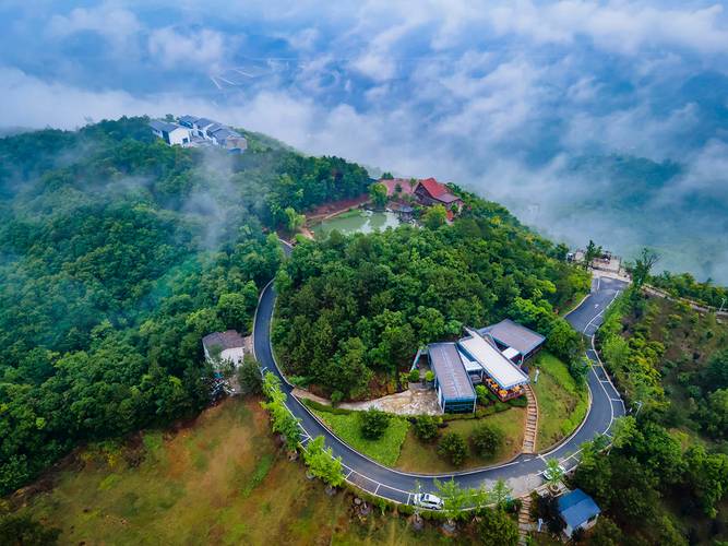 南漳天池山康养民宿露台观南漳天池晨雾场景
