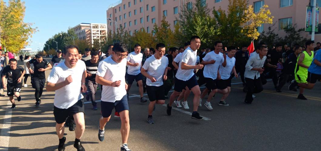 工业厂区工人清晨长跑训练合影