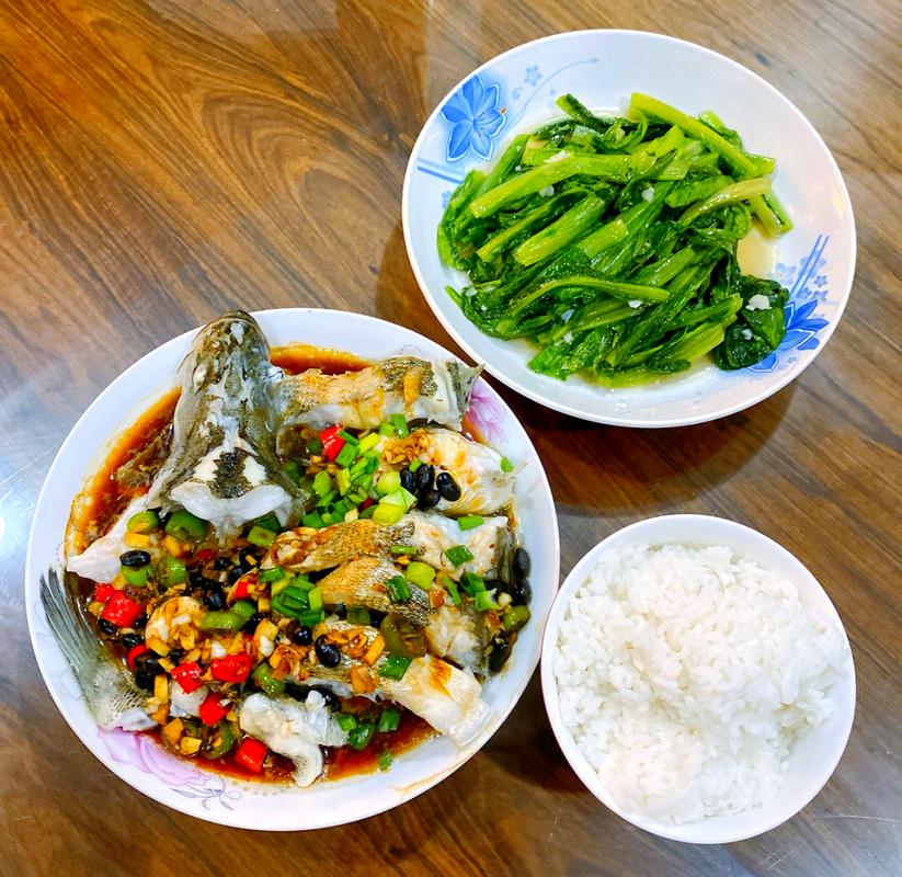 餐厅清蒸鱼清炒时蔬实拍图