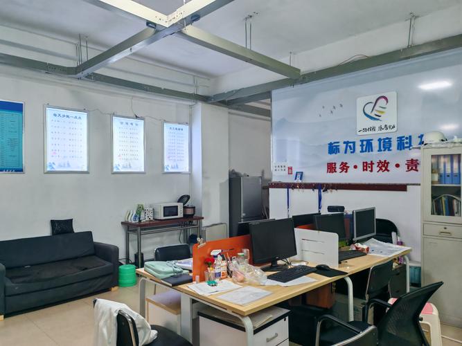 混乱的家政中介办公场景,墙上贴满不规范的证书复印本