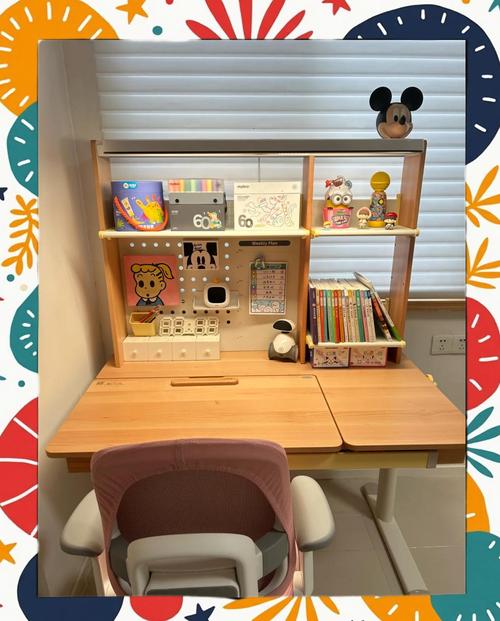 小学生在家玄关旁摆放的简易写作业书桌