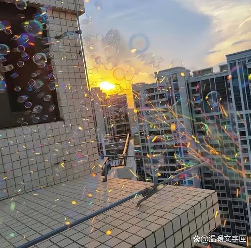 江边阳台风吹泡泡实景