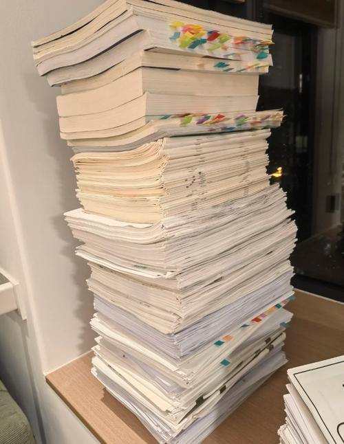 考研复习备考学生扔书后捡回场景图