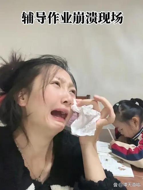 家长拿走孩子手中酱油瓶的温馨制止场景
