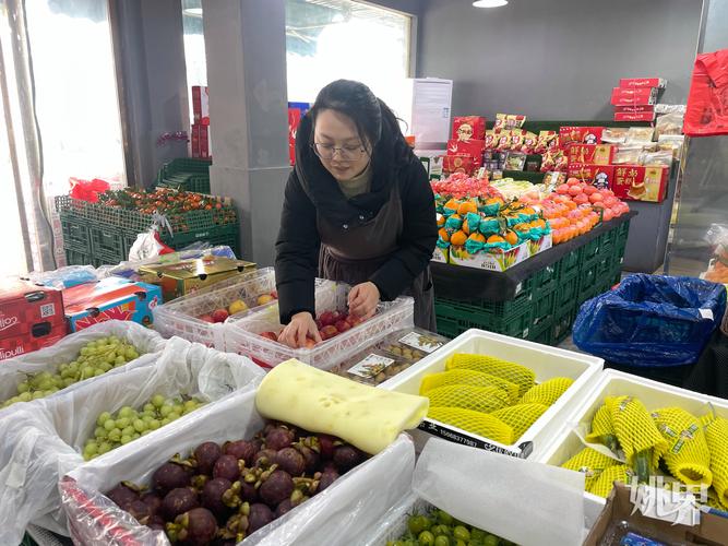 小区水果店老板拍短视频日常