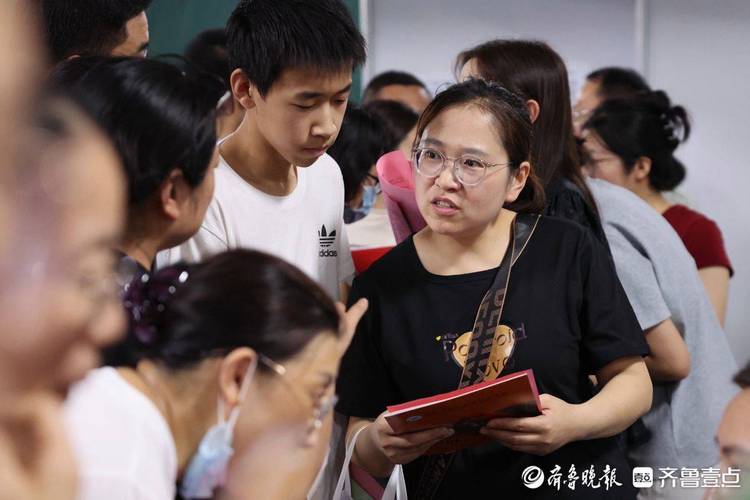 中考志愿填报家长咨询会现场图