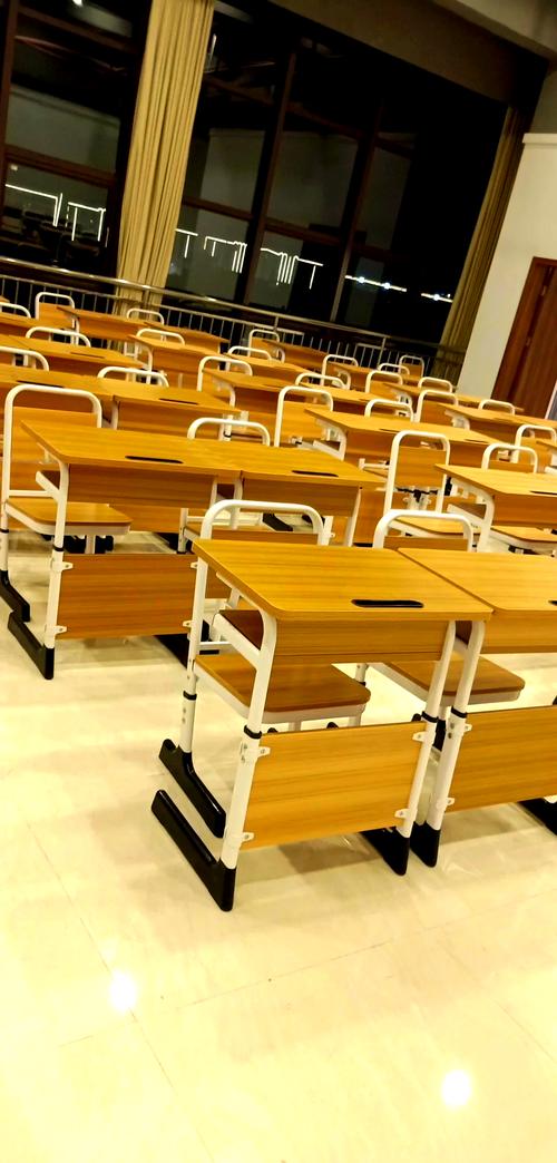 小学教室靠窗第三排木纹课桌椅实拍
