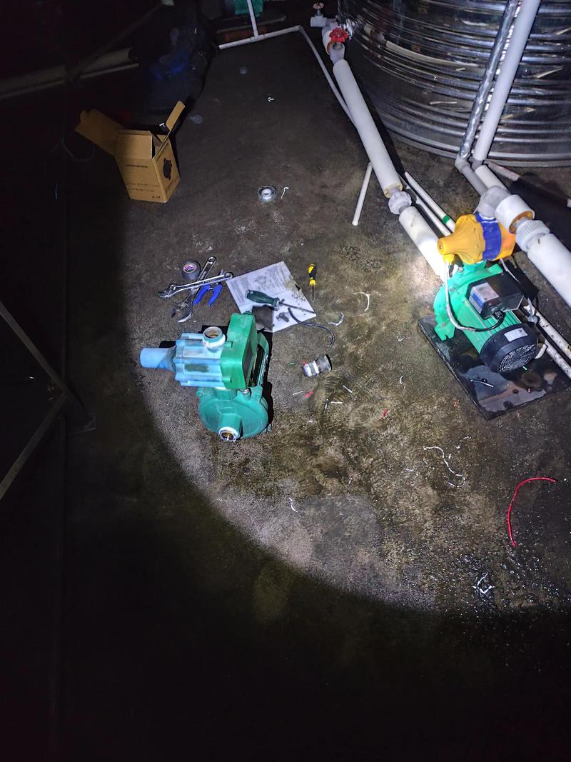 深夜工厂紧急停机维修现场