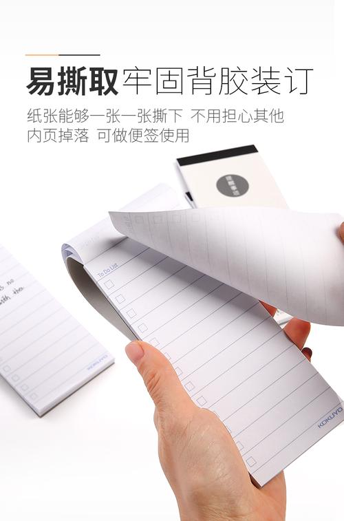 办公室便签纸上写单条待办事项的手部特写图