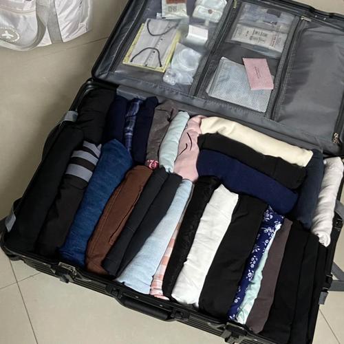 混放杂乱的拉杆行李箱内部