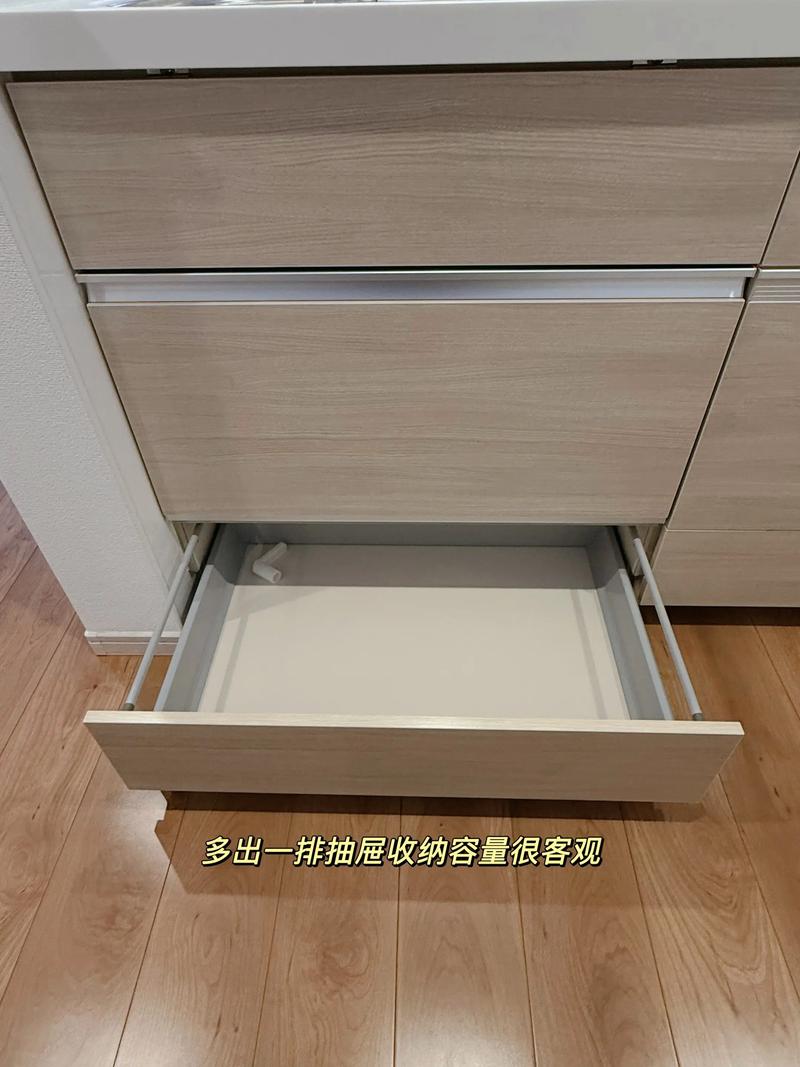 橱柜踢脚线抽拉式收纳抽屉实拍