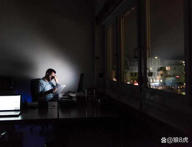 数字游民凌晨在咖啡厅熬夜工作