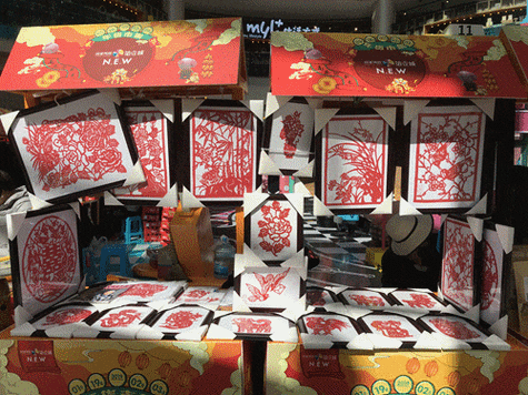 德州董子文化街西头阿姨摆的剪纸摊子