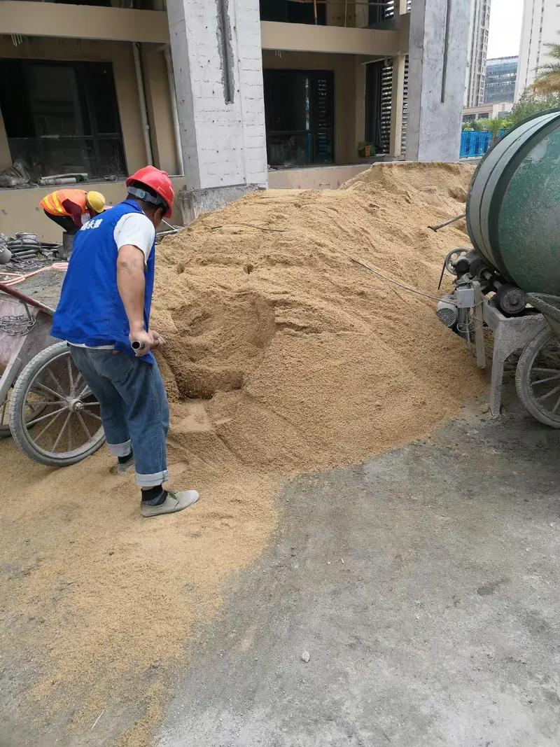 装修工人筛沙现场翻砂图