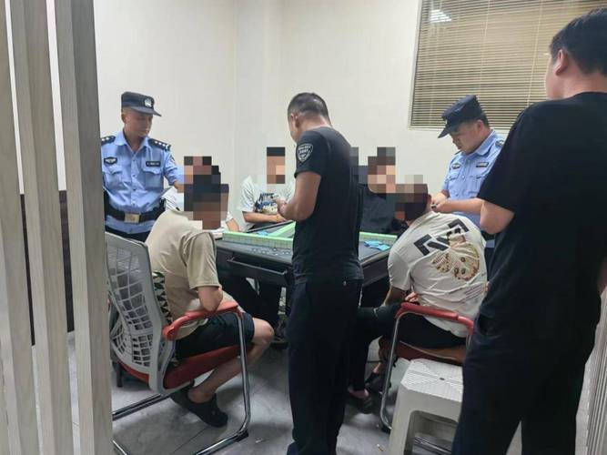 公安机关打击网络赌博抓捕现场图