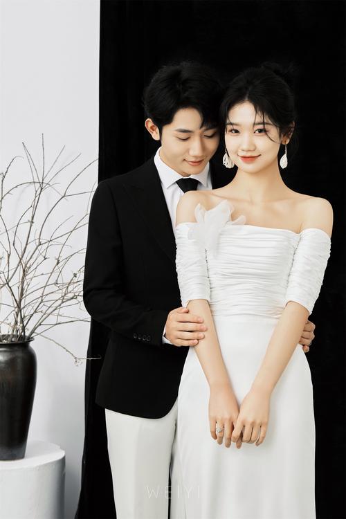 黑白婚纱照新娘缎面婚纱质感特写