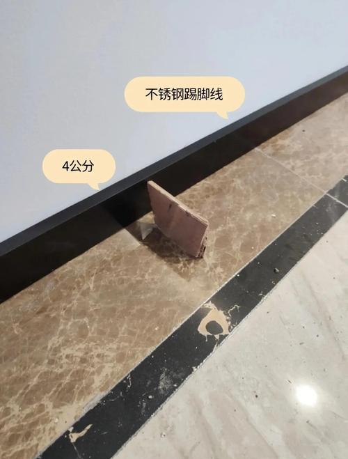 踢脚线阳角收口安装细节对比