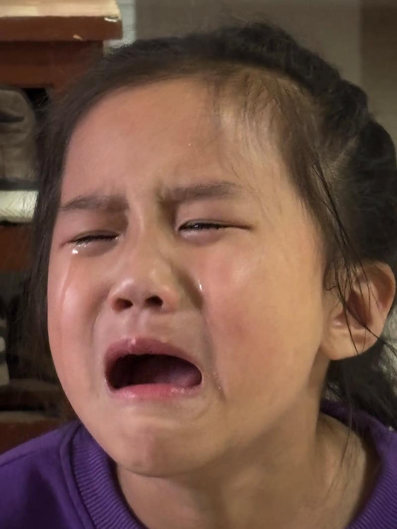 孩子被欺负后委屈哭泣的面部特写