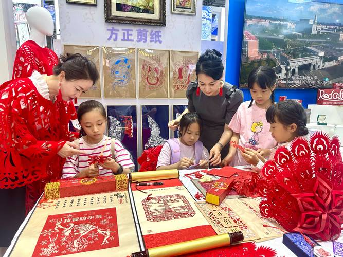 现代非遗剪纸艺术作品展览现场