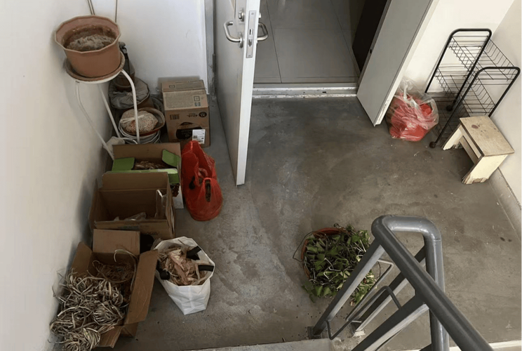 相邻权纠纷占用公共逃生通道现场图