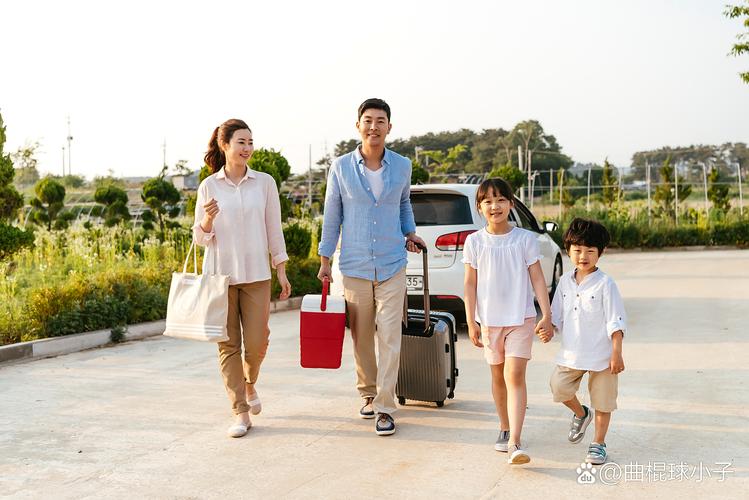家庭聚会上独生子女攥着衣角站在大孩子旁边的场景