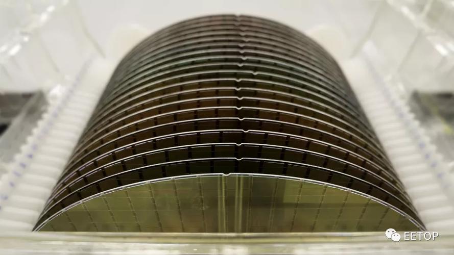 3D堆叠存内计算加速器晶圆裸片实拍图