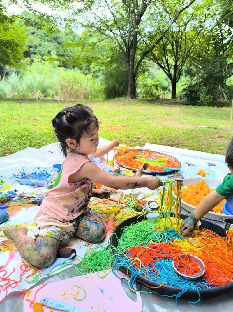 一岁宝宝抓彩色颜料玩耍的 messy play 现场