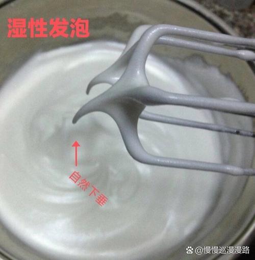 打蛋器打发蛋白湿性发泡状态特写