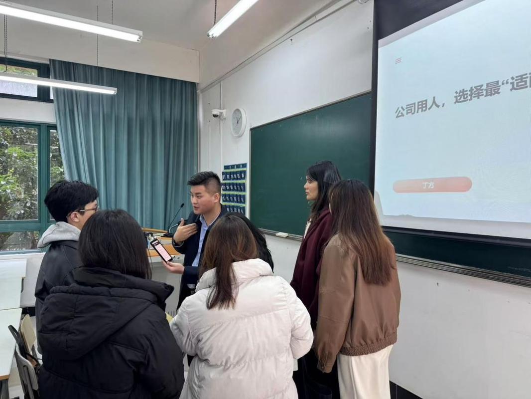 大学辅导员升学就业指导答疑现场照