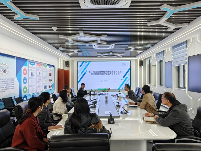 技术经纪人牵线实验室与头部企业研发人员闭门讨论场景