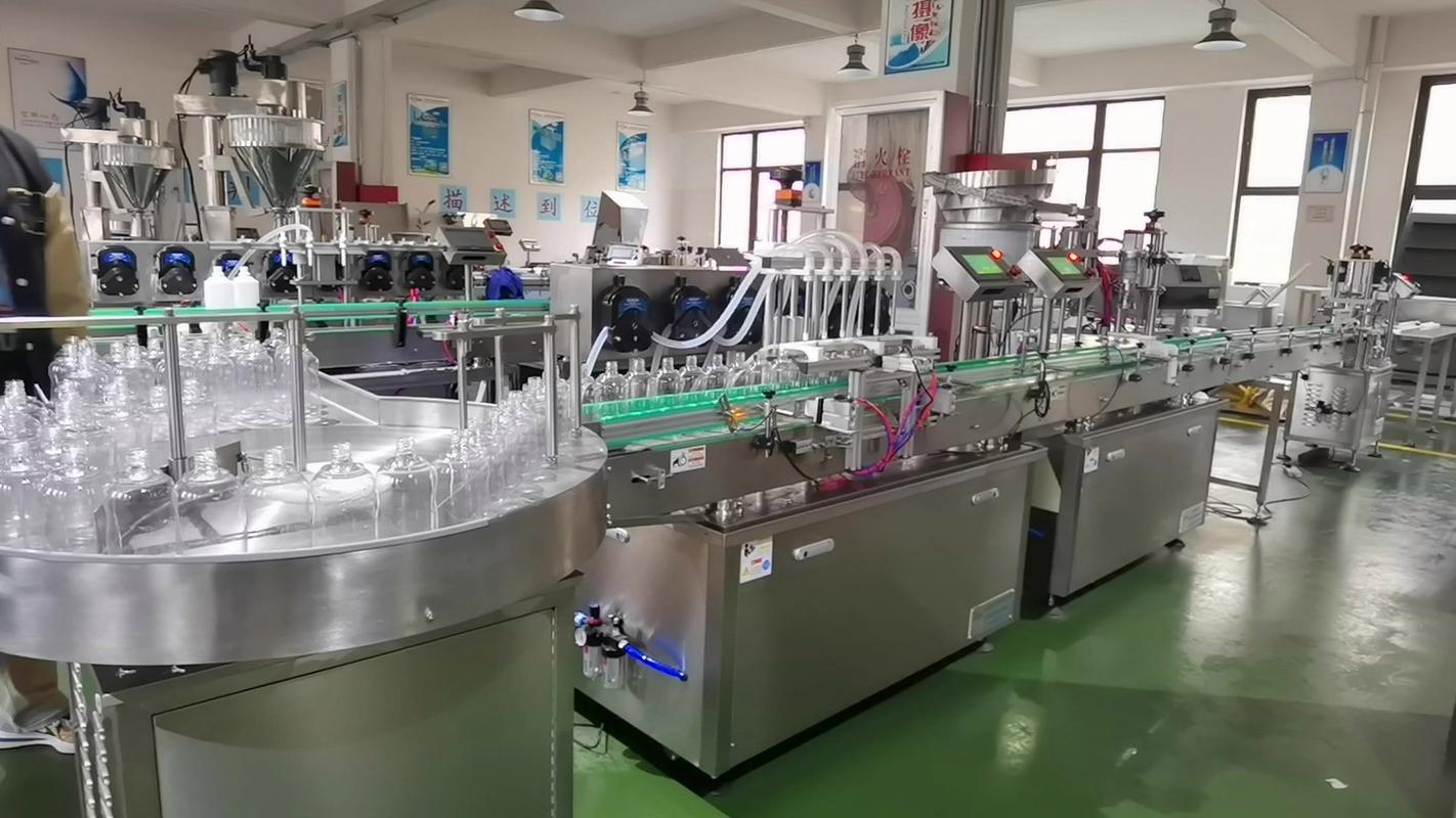 现代化灌装生产线实景，包含自动上瓶灌装旋盖贴标