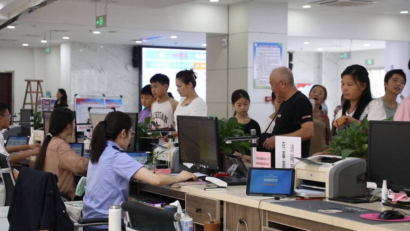 房产继承公证办理窗口排队场景