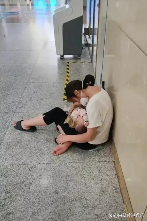 母亲抱着熟睡婴儿安静微笑侧脸