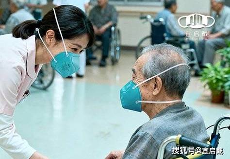 哮喘患者秋季外出佩戴贴合防护口罩实拍