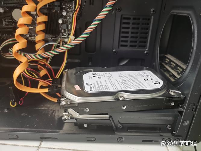 工厂产线工控机机箱内部安装的工业硬盘实拍