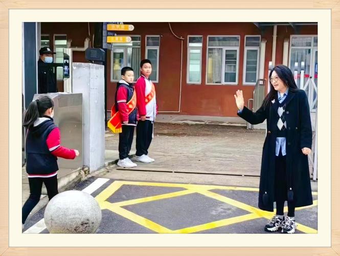 校长站学校门口和学生打招呼日常实拍