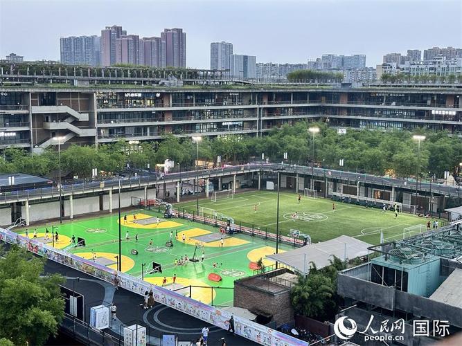 成都西村大院混凝土网格跑道仰拍几何线条