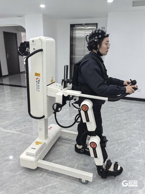 现代康复治疗师用智能外骨骼机器人辅助患者行走训练