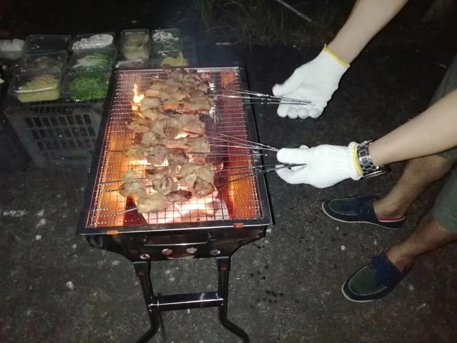 户外烧烤掌握火候翻面技巧实拍