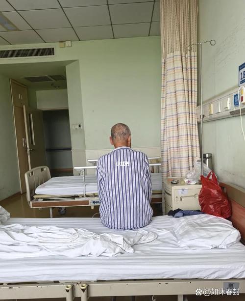 病房内老人独自对着手机录遗嘱无见证人实拍图