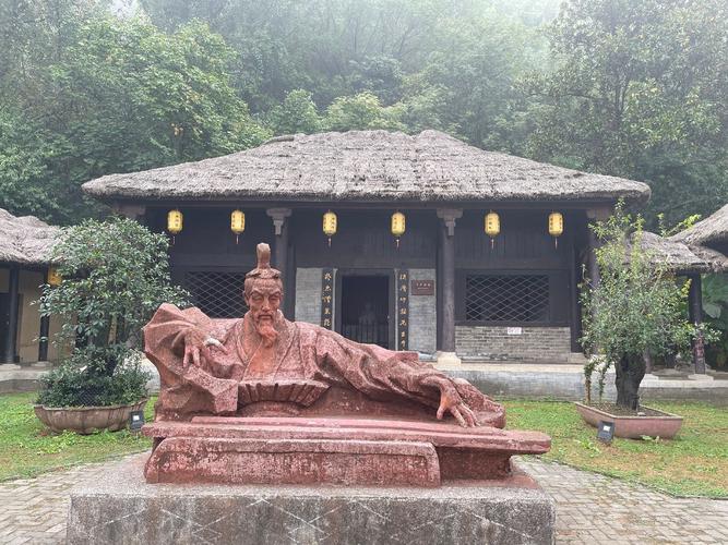 南漳水镜庄入口司马徽雕像
