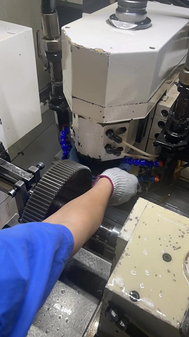 车间里工人正在用防错治具操作