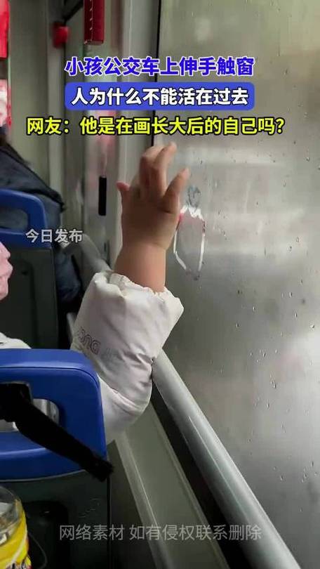 伸手就能碰到对面的窗